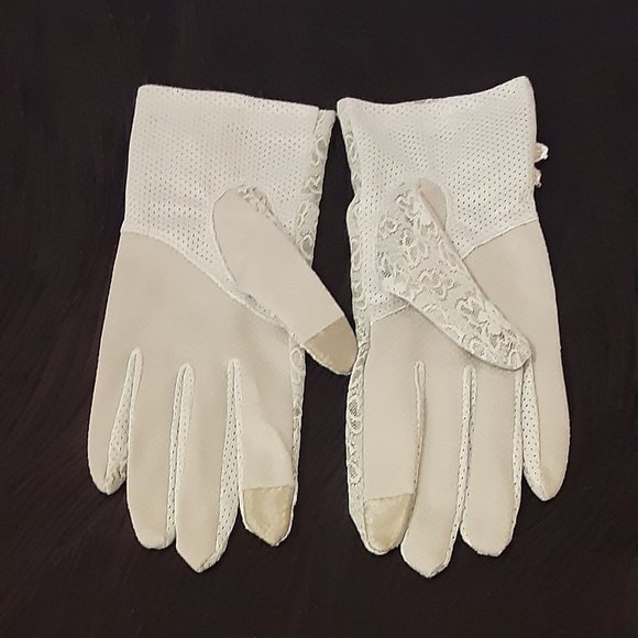 Grey Lace, Summer Wedding Driving Touch Screen Gloves, Flower Detail. Medium - Picture 6 of 9